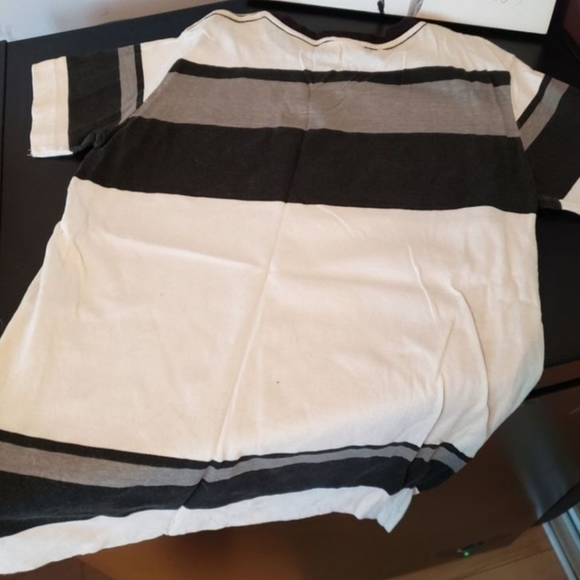 T-Shirt - Picture 1 of 3